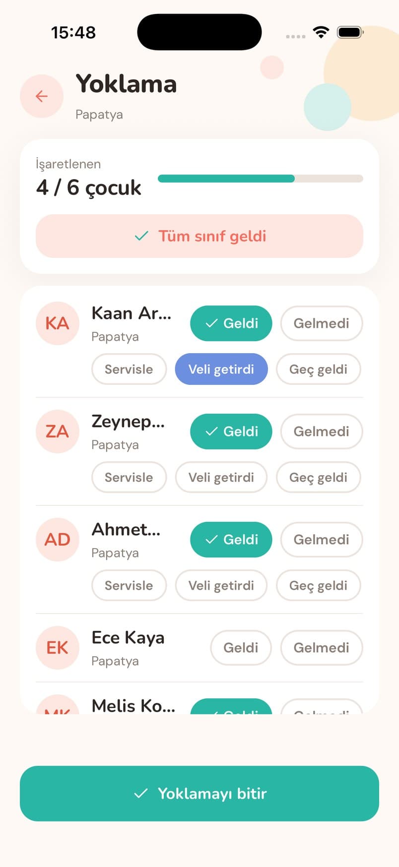 Yoklama ekranı — Geldi, servisle, veli getirdi, geç geldi — tek dokunuşla işaretlenir.